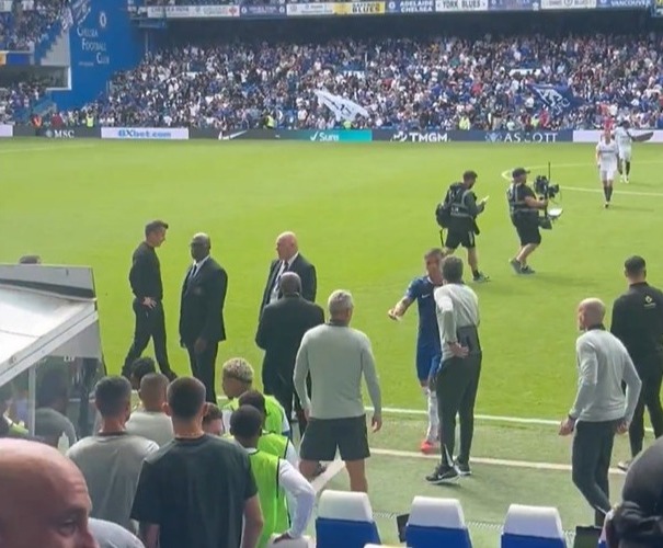 Cảnh quay trực tuyến cho thấy Fernandez bàn giao băng tay của đội trưởng cho huấn luyện viên thể hình Marcos Alvarez khi anh xông vào lúc nửa thời gian