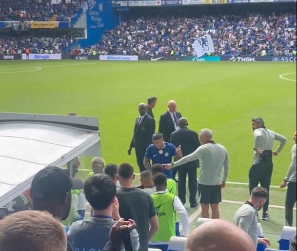 Tiền vệ có vẻ không vui, và được ra hiệu trong khi nói chuyện với huấn luyện viên Blues