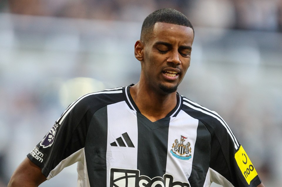 Isak vẫn ở bên ngoài tại Newcastle giữa một mùa hè hỗn loạn