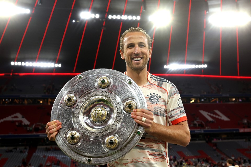 Kane đã giành được chiếc cúp đầu tiên trong sự nghiệp của mình bằng cách nâng Bundesliga với Bayern