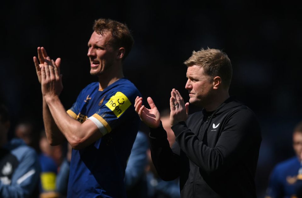 LEEDS, Anh - 13 tháng 5: Huấn luyện viên trưởng của Newcastle Eddie Howe hoan nghênh người hâm mộ sau trận đấu Premier League giữa Leeds United và Newcastle United tại Elland Road vào ngày 13 tháng 5 năm 2023 tại Leeds, Anh. (Ảnh của Stu Forster/Getty Images)