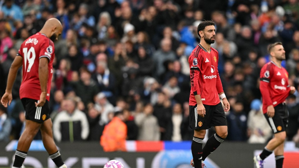 Shaw (xa phải) chịu đựng một trận derby Manchester khó khăn